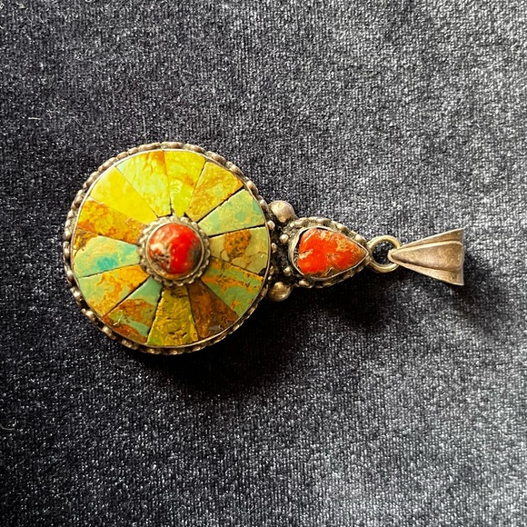 Intricate Silver real stone pendant - Picture 2 of 5